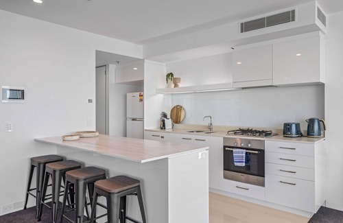 Surfers Paradise Apartment | Oceanview 2-Bed with Pool, Sauna, Gym & Parking