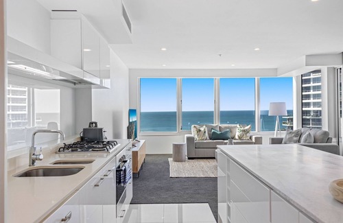 Surfers Paradise Apartment | Oceanview 2-Bed with Pool, Sauna, Gym & Parking