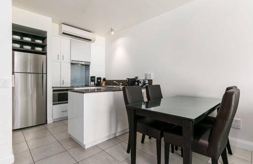 Palm Cove Apartment | Oceanview 2 Bedroom Apartment