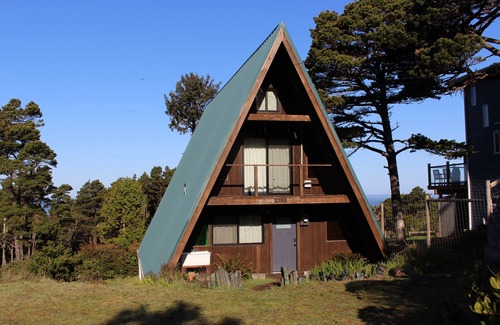 Waldport Cabin | Oceanview A-Frame Cabin - Iconic 70's Architecture by the Sea