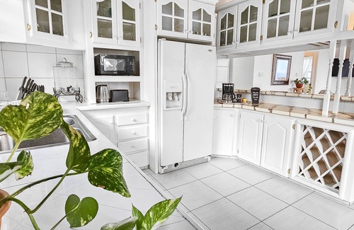Ocean City Apartment | Oceanview/Cliffside Chic Apartment 4mins from Airport