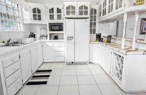 Ocean City Apartment | Oceanview/Cliffside Chic Apartment 4mins from Airport