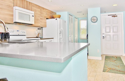 Indian Rocks Beach Condo | Oceanview condo with pool, central AC, WiFi, washer/dryer - snowbirds welcome