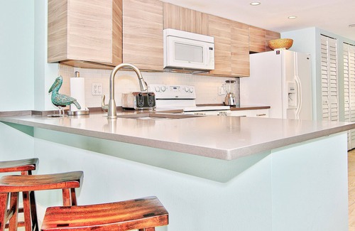Indian Rocks Beach Condo | Oceanview condo with pool, central AC, WiFi, washer/dryer - snowbirds welcome