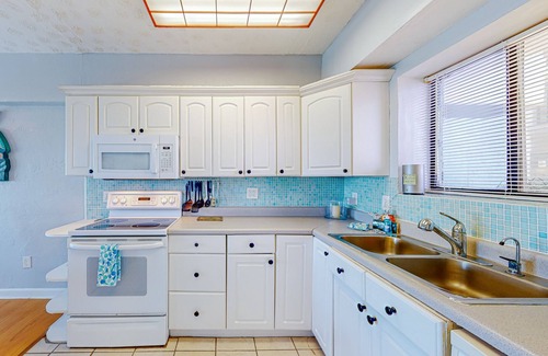 Jacksonville Beach Condo | Oceanview condo with pool, beach access, jetted tub, W/D, & AC
