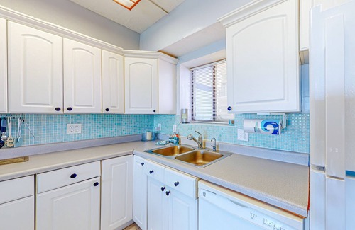 Jacksonville Beach Condo | Oceanview condo with pool, beach access, jetted tub, W/D, & AC