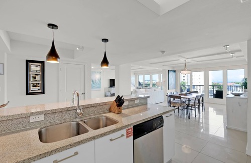 South Padre Island Apartment | Oceanview condo! Beachdeck, pools, jacuzzi