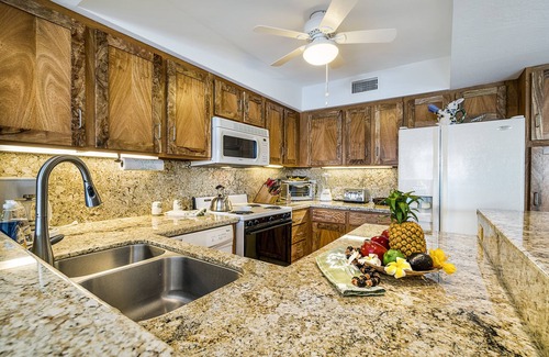 Kailua-Kona Condo | Oceanview Condo w/AC, Lanai & Shared Oceanfront Pool - Casa De Emdeko 336