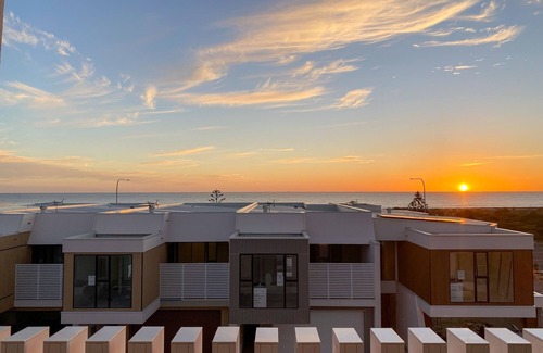 Taperoo House | Oceanview Luxury with Dedicated Workspace