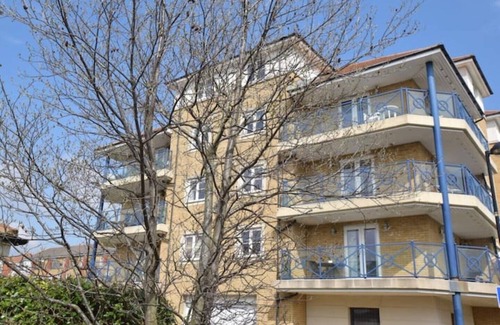 Eastbourne Apartment | Oceanview - Peaceful 2 Bed Seafront Apartment