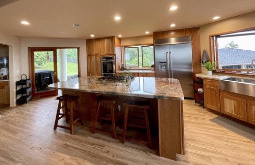 Captain Cook House | Oceanview, private pool, 5 acres of avocados! Gorgeous coffee district jewel!