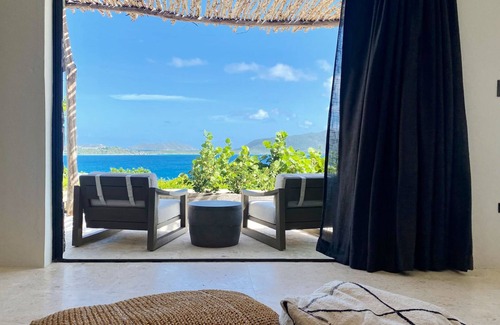 East End Apartment | Oceanview Sunrise Suite w/Outdoor Shower & Patio
