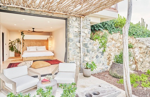 East End Apartment | Oceanview Sunrise Suite w/Outdoor Shower & Patio