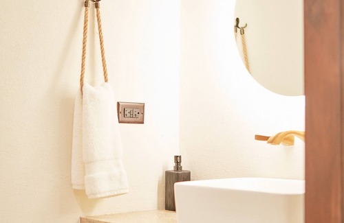 East End Apartment | Oceanview Sunrise Suite w/Outdoor Shower & Patio