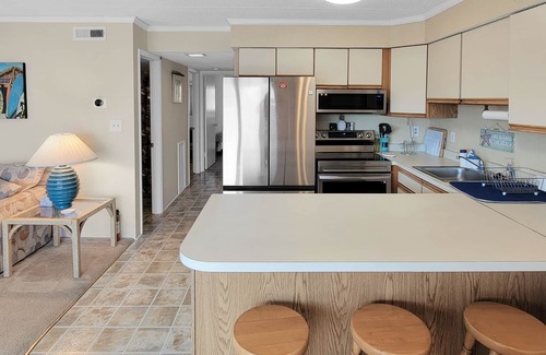 Midtown Ocean City Condo | Oceanview Top Floor Condo - Steps to the Beach! Fantastic midtown location, walk to Seacrets and some of the best places in town! Salty Sands #404