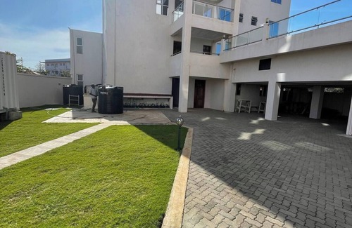 Bamburi Apartment | Oceanview Zuri Penthouse-Meters from the beach