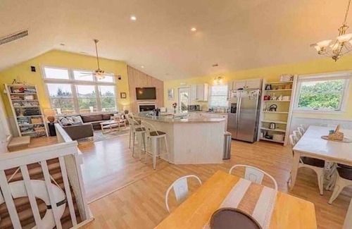 Ocean Sands House | OceanViews, 7 Bedroom ~ HotTub, Oceanside quiet neighborhood with community pool