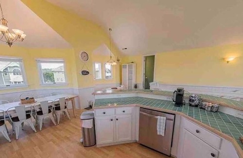 Ocean Sands House | OceanViews, 7 Bedroom ~ HotTub, Oceanside quiet neighborhood with community pool
