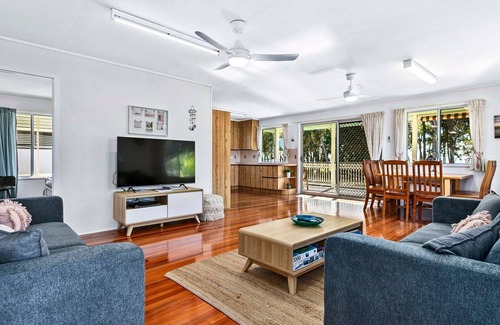 Traviston House | OceanViews on Burrum Up