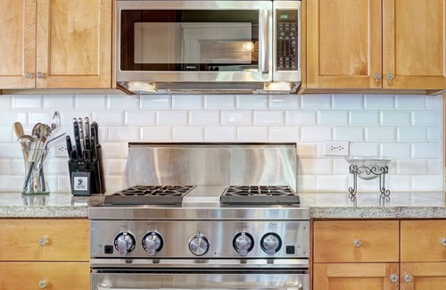 Ocean Park House | Oct. discount !Steps to Beach! Santa Monica/Venice Beach House. Large yard.