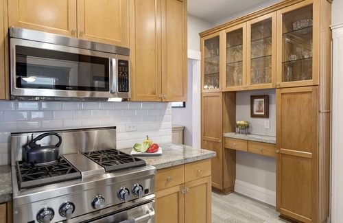 Ocean Park House | Oct. discount !Steps to Beach! Santa Monica/Venice Beach House. Large yard.