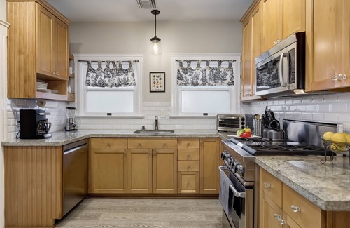 Ocean Park House | Oct. discount !Steps to Beach! Santa Monica/Venice Beach House. Large yard.