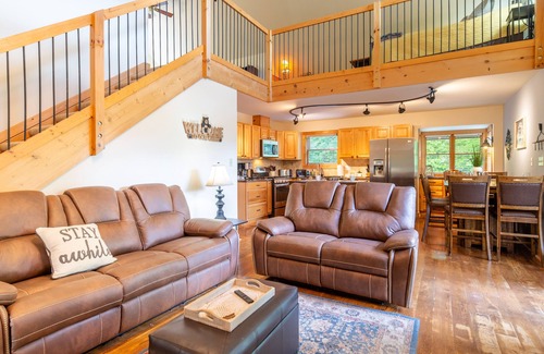 Wears Valley Cabin | October-November Sale - Mountain view, theater, game room & hot tub near park!