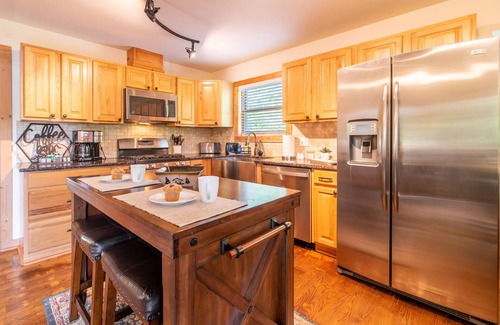 Wears Valley Cabin | October-November Sale - Mountain view, theater, game room & hot tub near park!