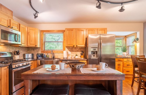 Wears Valley Cabin | October-November Sale - Mountain view, theater, game room & hot tub near park!