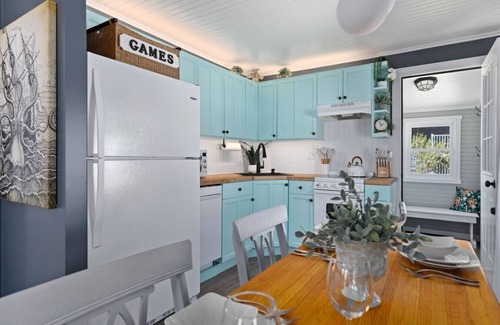 Villas Cottage | Octopus Cottage: Hot Tub | Kayaks | Fire Pit