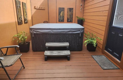 Smith River Cabin | Odysea Modern Ocean Cabin 26 w/Jacuzzi & Modern Decor (Private Beach Owned by White Rock Resort)
