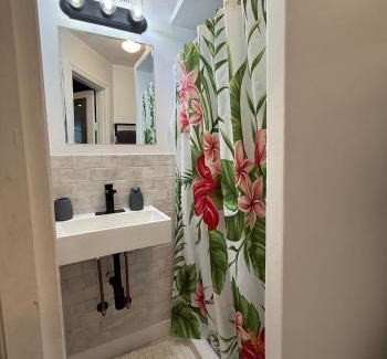 Southwest House | Oesta Palma's Guest House with BBQ & Beach Gear Near Downtown WBP