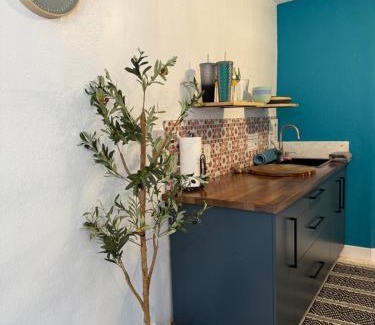 Southwest House | Oesta Palma's Guest House with BBQ & Beach Gear Near Downtown WBP