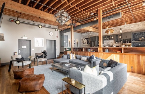 Downtown Nashville Condo | ❤️ of Downtown- 4 BR Walk to Everything! Producers Loft- Printers Alley Lofts