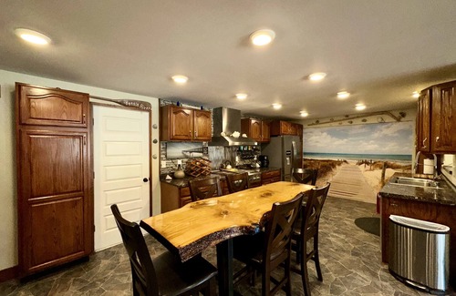Benzonia House | %OFF 7/28 DAYS 20 gst/pet - 3,600 sq. ft.ranch 0.5m to Crystal Mountain resort