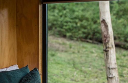 Main Creek House | Off-Grid Cabin Tucked into Nature - Pet Friendly - Mahli