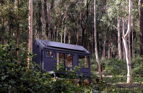 Main Creek House | Off-Grid Cabin Tucked into Nature - Pet Friendly - Mahli