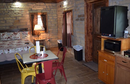 Mulhall Cabin | Off Grid experimental Rock-foam board-rock cabin