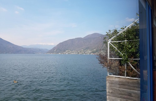 Porto Ceresio Boat Rental | Off-grid floating unit with low environmental impact.