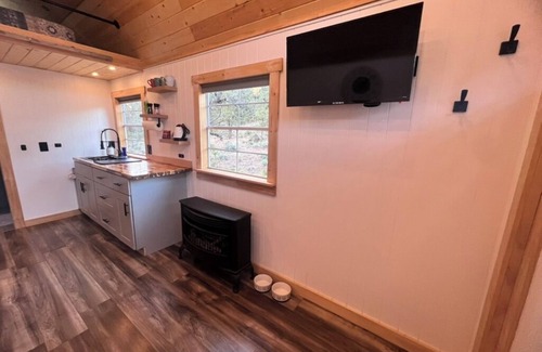 Redmond Cabin | Off grid solar powered tiny home. Remotely located yet minutes from town.