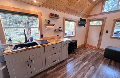 Redmond Cabin | Off grid solar powered tiny home. Remotely located yet minutes from town.