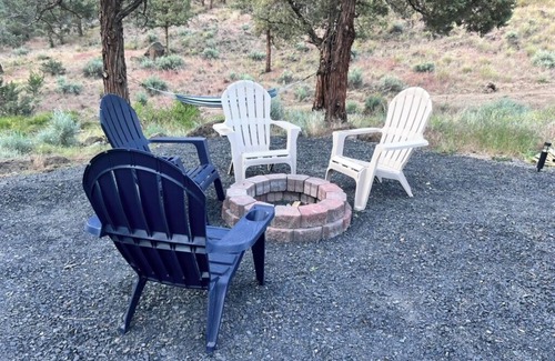 Redmond Cabin | Off grid solar powered tiny home. Remotely located yet minutes from town.