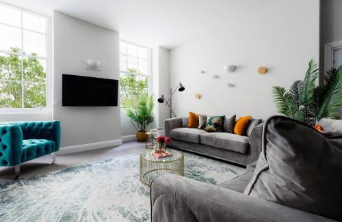 Fitzrovia Apartment | OFF Oxford Circus! Large Unique Artist's Family and Friends HOME