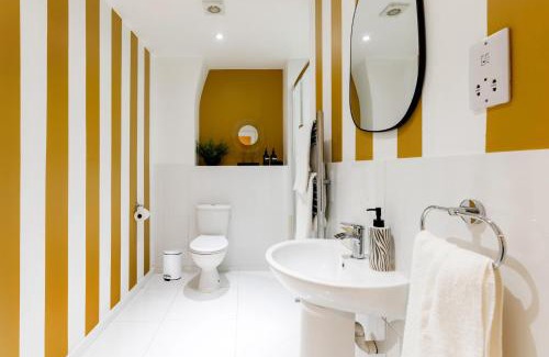 Fitzrovia Apartment | OFF Oxford Circus! Large Unique Artist's Family and Friends HOME