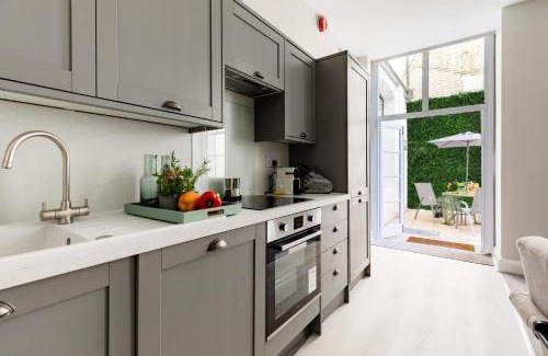 Fitzrovia Apartment | OFF Oxford Circus! Large Unique Artist's Family and Friends HOME