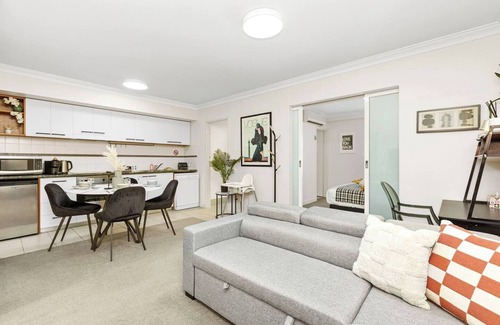 Perth Central Business District Apartment | Offering a blend of comfort and convenience, located just 5 minutes from Perth's CBD and the Convention Centre. Nestled behind the lush greenery of Kings Park , guests can enjoy peaceful scenery from the balcony yet be close enough to the city!