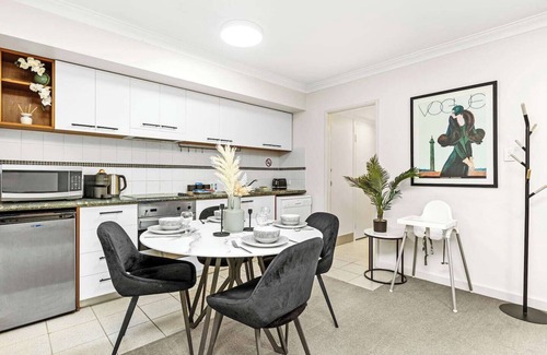 Perth Central Business District Apartment | Offering a blend of comfort and convenience, located just 5 minutes from Perth's CBD and the Convention Centre. Nestled behind the lush greenery of Kings Park , guests can enjoy peaceful scenery from the balcony yet be close enough to the city!