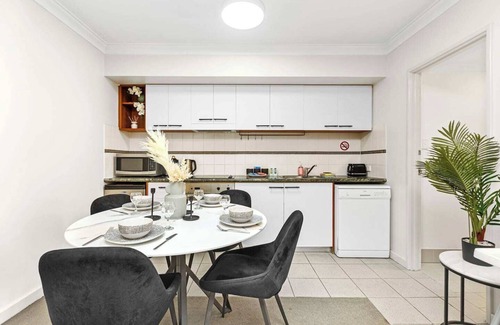 Perth Central Business District Apartment | Offering a blend of comfort and convenience, located just 5 minutes from Perth's CBD and the Convention Centre. Nestled behind the lush greenery of Kings Park , guests can enjoy peaceful scenery from the balcony yet be close enough to the city!