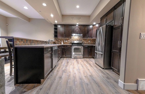 Grande Prairie House | Office | Fast WIFI | Smart TV | Garage | Long Stay