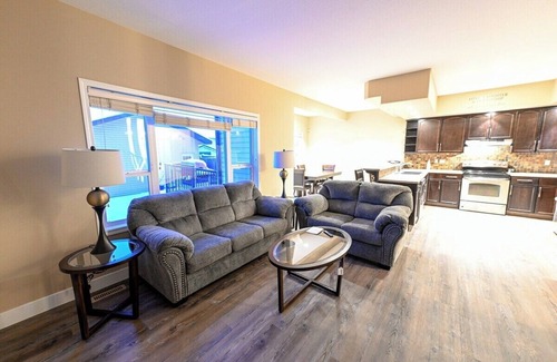 Grande Prairie House | Office | Fast WIFI | Smart TV | Garage | Long Stay